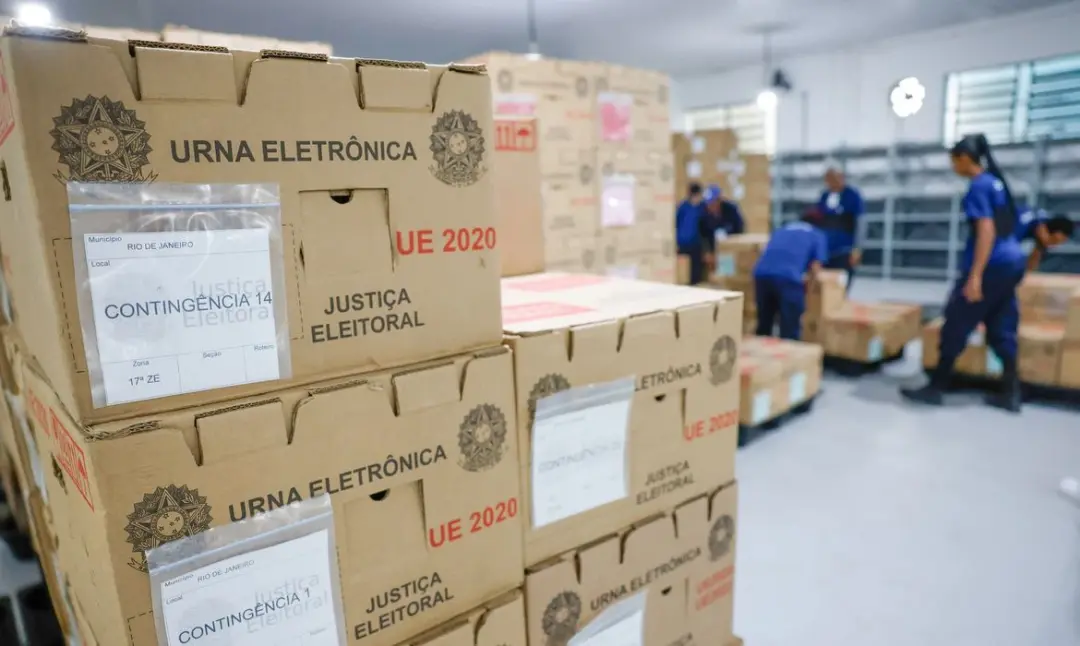 421 urnas eletrônicas foram trocadas no TSE em menos de duas horas da votação de 2026. As causas apontadas são falhas o…