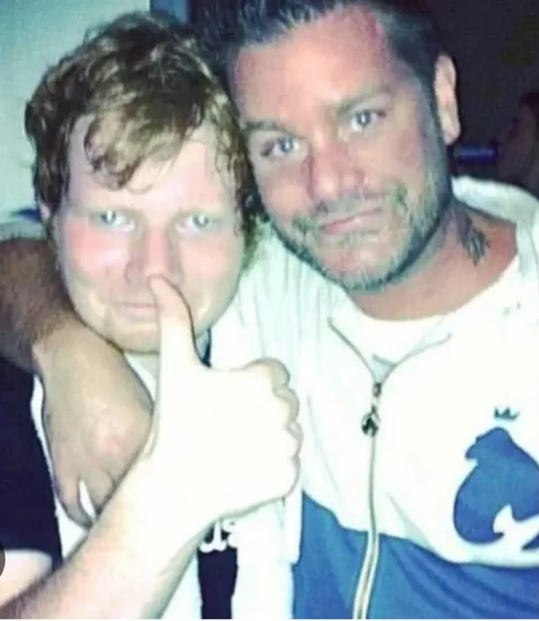 Jethro Sheeran falou mal de Ed Sheeran depois da saída de Macklemore da turneia Loop. É complicado quando relações fami…