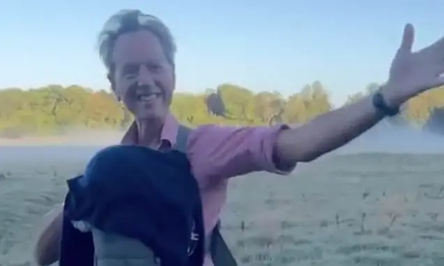 Richard E. Grant carregando neto dormindo no peito depois de estrear em Celebrity Traitors. Achei um momento bem fofo, …