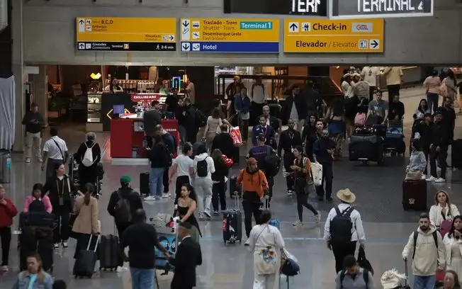Terminal 3 de Guarulhos teve área isolada na madrugada de domingo por causa de uma mala abandonada. A passageira cubana…