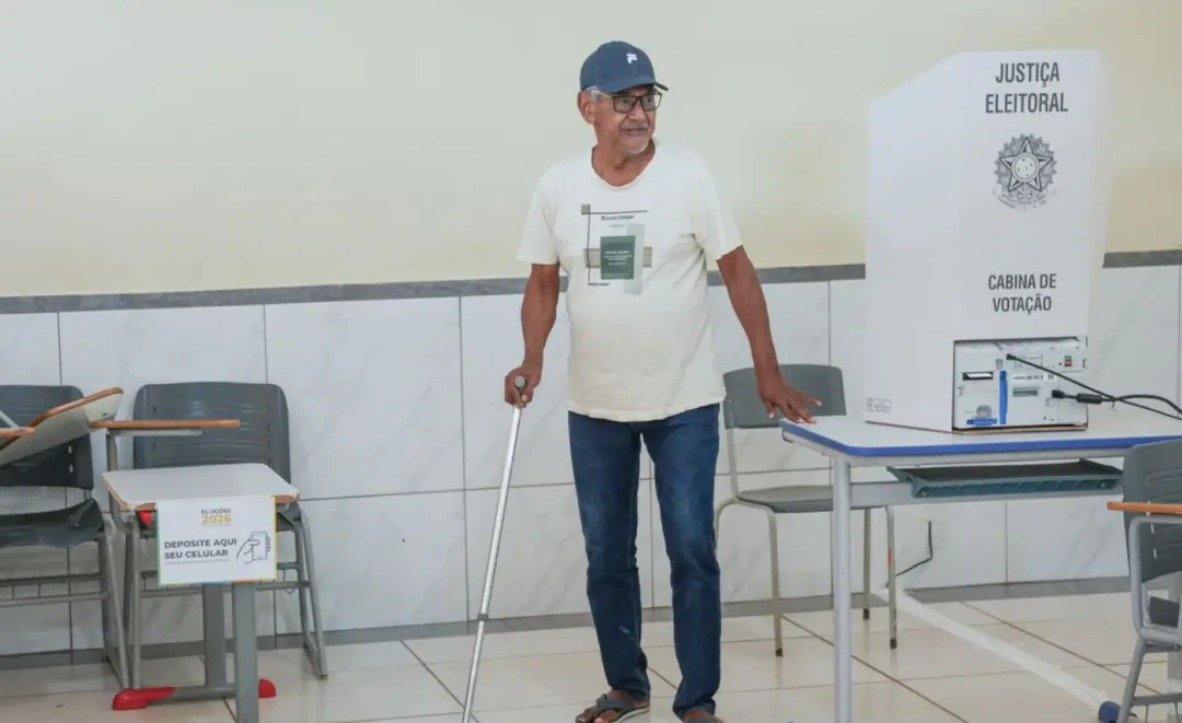 Elenita, 71 anos, votou na maior zona eleitoral do Distrito Federal, mesmo com dificuldade de locomoção após cirurgia. …