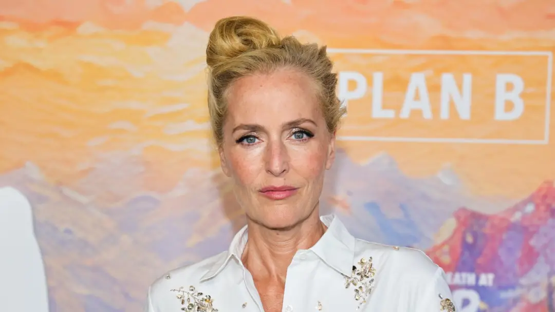 Gillian Anderson esclarece sobre vídeo onde chamou fãs de distrativos no West End, em Londres. A situação é complexa po…