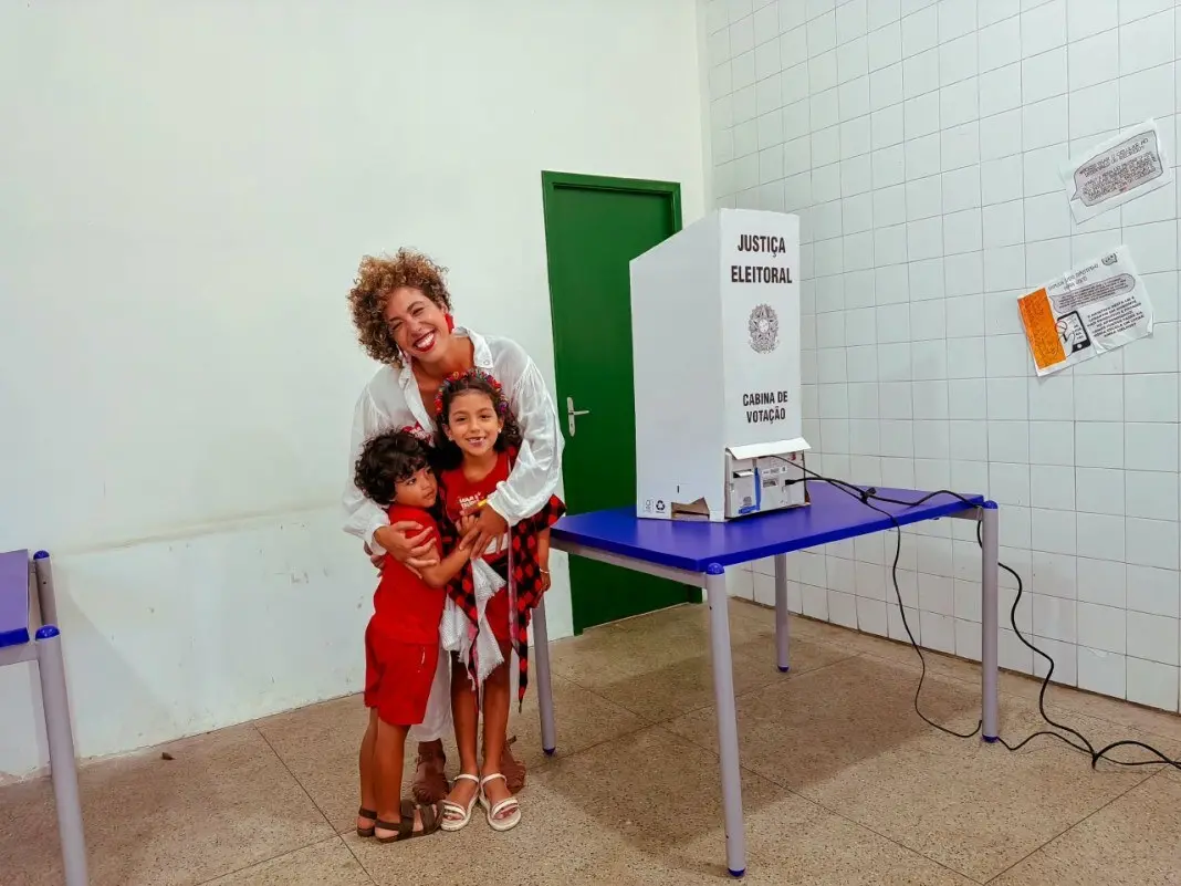 Talíria Petrone votou em Niterói, Rio de Janeiro, mostrando confiança na vitória de Lula. A luta pelo campo progressist…