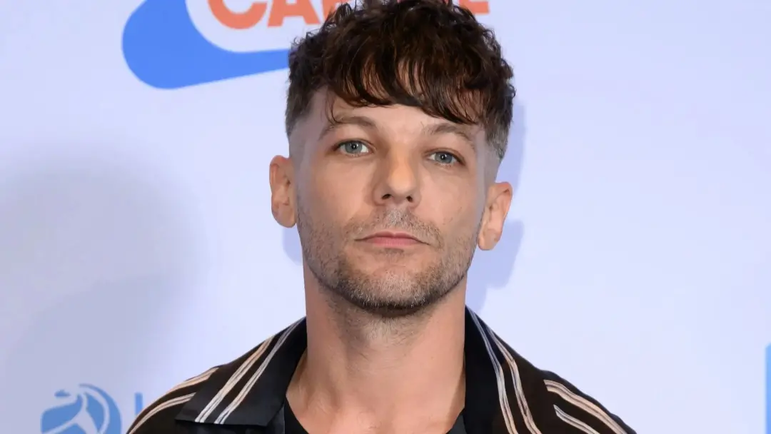 Louis Tomlinson falou sobre ser pai enquanto faz turnê mundial. Ele relatou que seu filho Freddie foi a duas apresentaç…