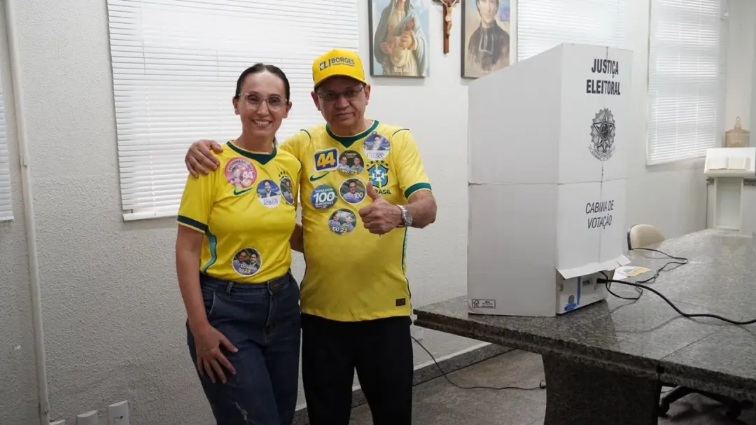 Eli Borges votou no Colégio Marista, em Palmas, acompanhado da família. Ele falou sobre querer moralizar o país se elei…