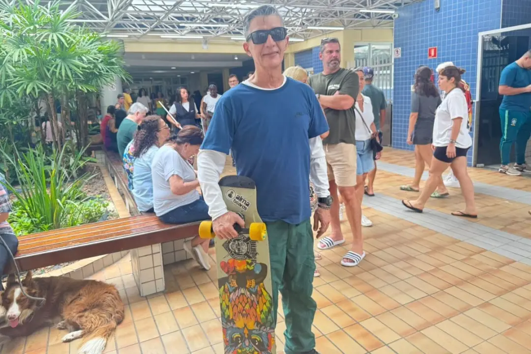 Maurício Roberto Unger Lavor, de 62 anos, usou skate para ir votar em Santos. Fugir do trânsito intenso é uma escolha q…