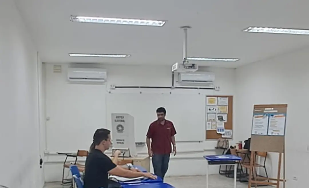 Victor Assis votou no Centro de Formação de Educadores do Recife Professor Paulo Freire, na Zona Oeste, no domingo. Ele…