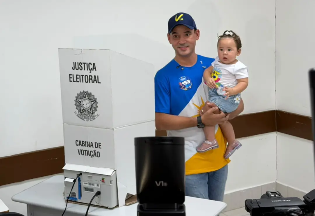 Vicentinho Júnior votou em Palmas no domingo, 4, na Faculdade Anhanguera Unopar. Ele disse que se sente confiante e fal…