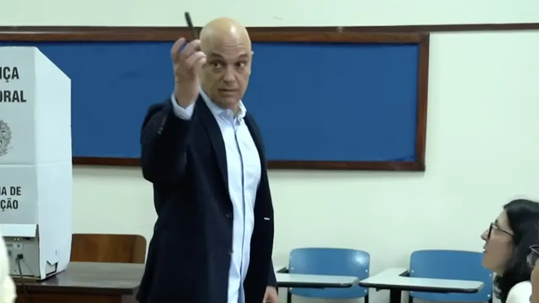 Alexandre de Moraes exibiu celular fora da cabine ao votar no Colégio Madre Alix, em São Paulo. Isso vai contra a Justi…