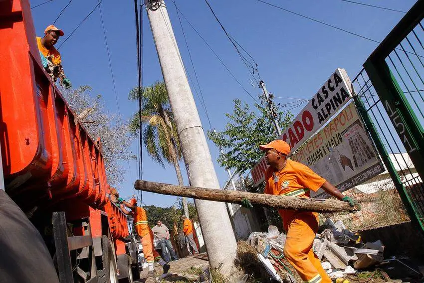 Projeto Bota-Fora vai atender 12 comunidades de Porto Alegre entre terça e quinta. É uma ajuda pra tirar móveis e eletr…