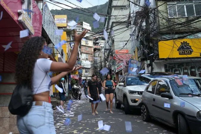 Na Rocinha, moradores enfrentaram longas filas para votar no domingo, mostrando desconfiança da eleição mudar a realida…