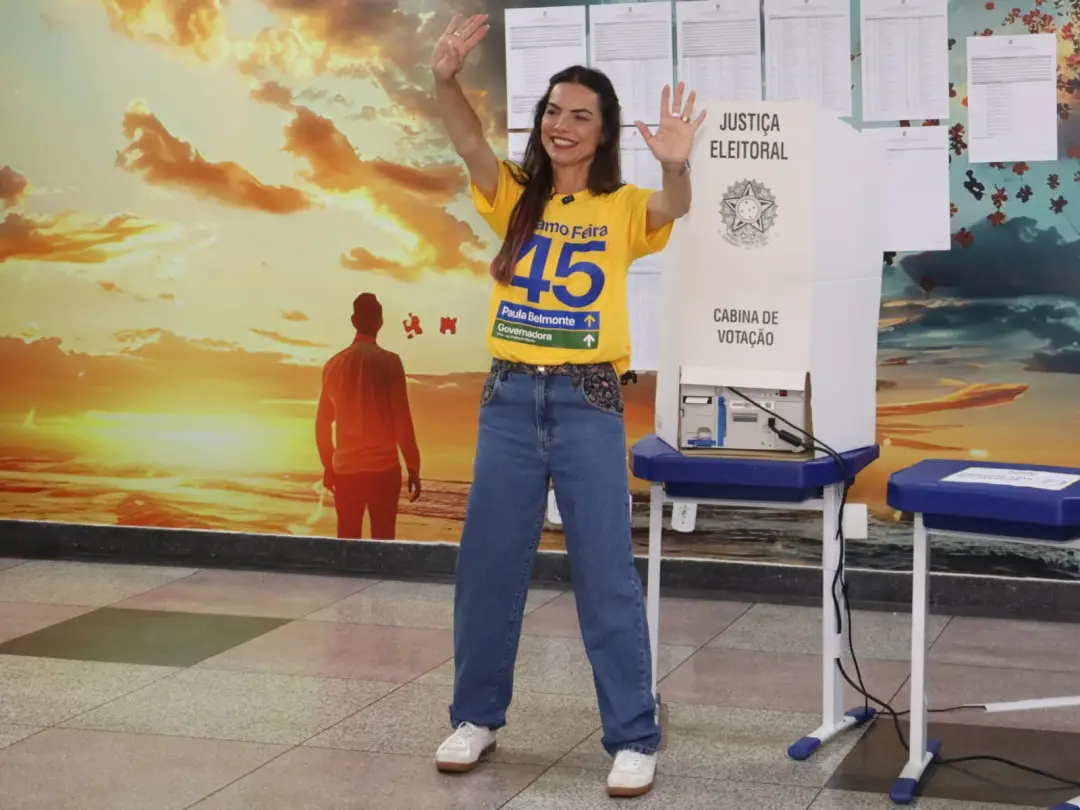 Paula Belmonte chegou ao Colégio COC Lago Norte para votar na eleição do Distrito Federal. A candidata falou do contato…