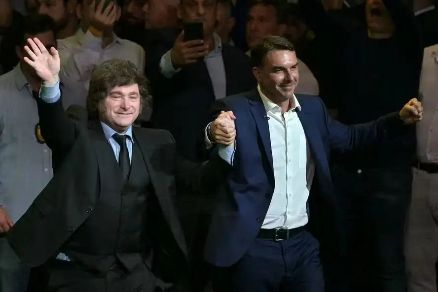 Milei chamou a visita de Flávio Bolsonaro ao votar como um fenomeno local. O argentino foi apoiador de Flávio, apesar d…