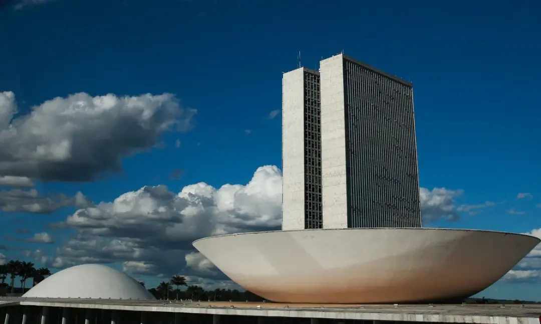 Eleições 2026 terão disputas para cargos do Executivo e Legislativo. O deputado federal discute propostas nacionais na …