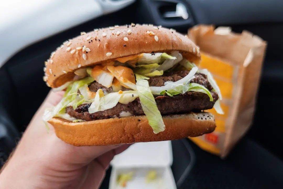 Big Macs vendidos por $5,69 e $6,89 em locais a dois quilômetros de distância. A cadeia usa IA para calcular o preço ót…