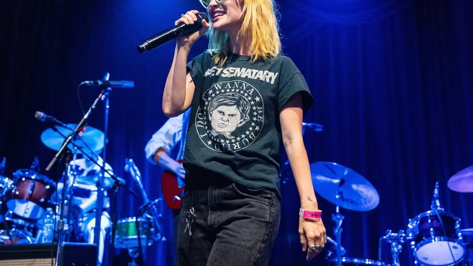 Hayley Williams gritou F ICE na apresentação em Chula Vista, Califórnia. A agência DHS respondeu pedindo que a cantora …