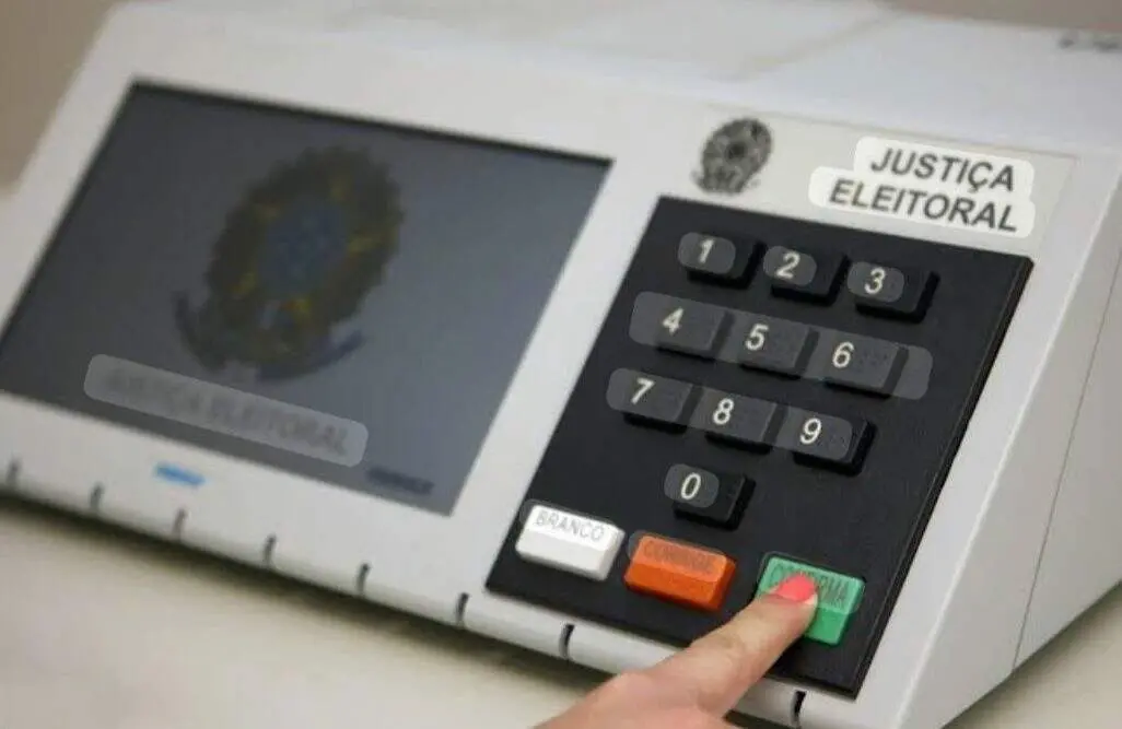Seção eleitoral em Porto Alegre teve fila de cerca de duas horas na tarde de domingo. O processo com seis votos e 19 al…