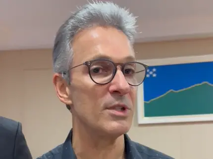 Zema entrou na cabine de votação com celular, o TRE-MG vai apurar isso. A regra proíbe aparelho para garantir o sigilo …