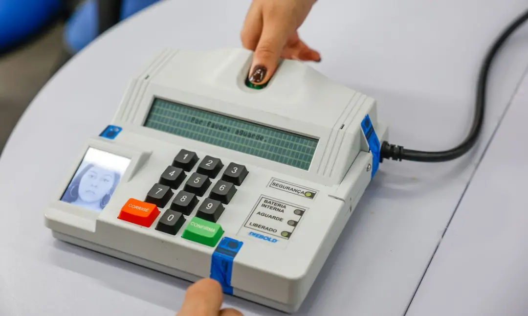 Boletim de urna permite auditar a totalização dos votos após o fim da votação. Um eleitor pode usar o QR Code do boleti…