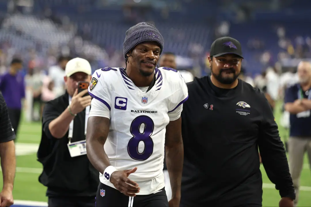 Lamar Jackson, quarterback dos Ravens, saiu de campo com uma lesão no tornozelo durante o jogo contra os Titans. Essa i…