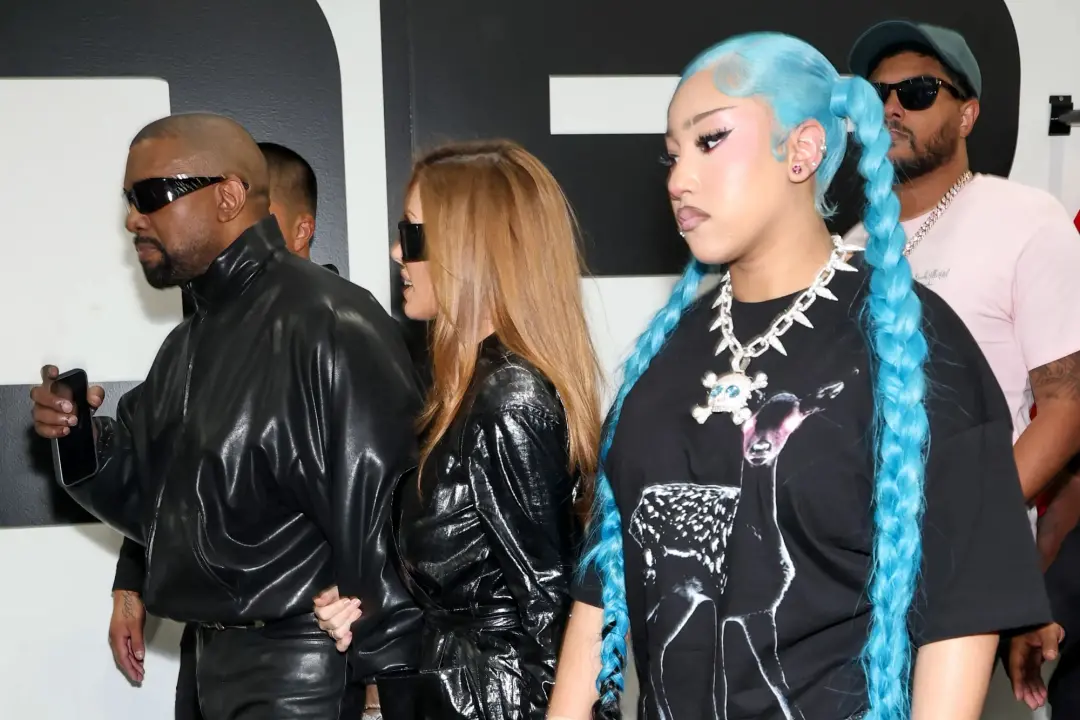 North West e Bianca Censori apareceram juntas com Kanye West em festival. Ver esse tipo de aparição familiar mostra o q…