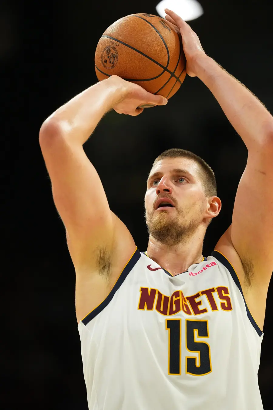 Nikola Jokic fez um passe por trás das costas para Cameron Johnson no Denver Nuggets. Essa jogada exige mais força do q…