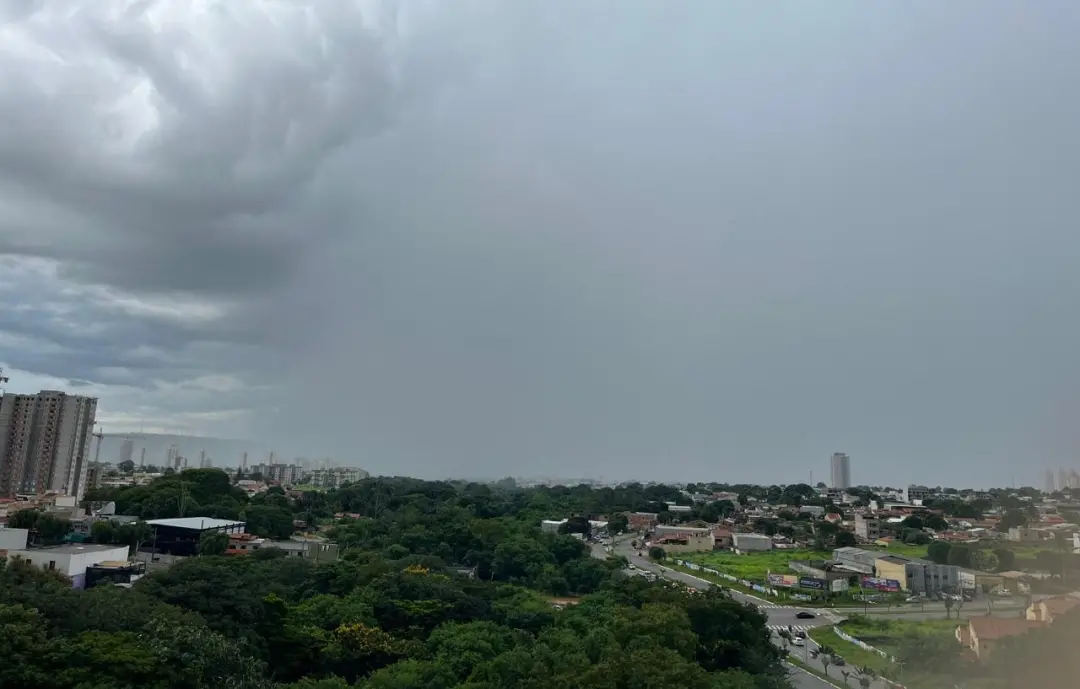 Goiás sob alerta amarelo com previsão de chuvas intensas e ventos acima de 60 km h. A gente precisa tomar cuidado com á…