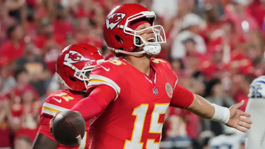 Kenneth Walker III fez 177 jardas corridas e dois touchdowns no jogo contra os Raiders, ajudando os Chiefs a vencerem p…