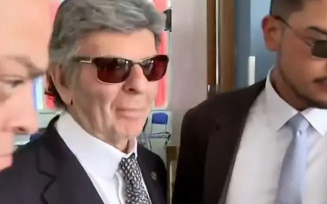 Luiz Fux votou em escola da Asa Sul, Brasília, no primeiro turno das eleições. É um movimento importante pra mostrar a …