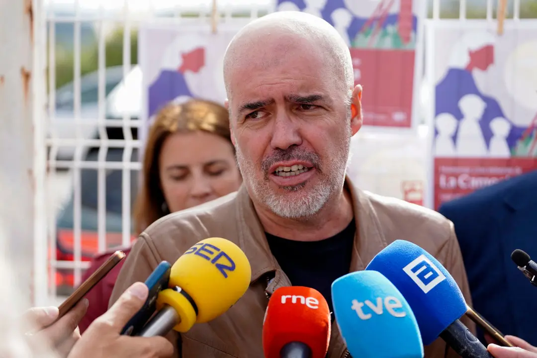Unai Sordo, da Comisiones Obreras, pede que a mobilização continue nas ruas por moradia e salário. O bloqueio no Parlam…