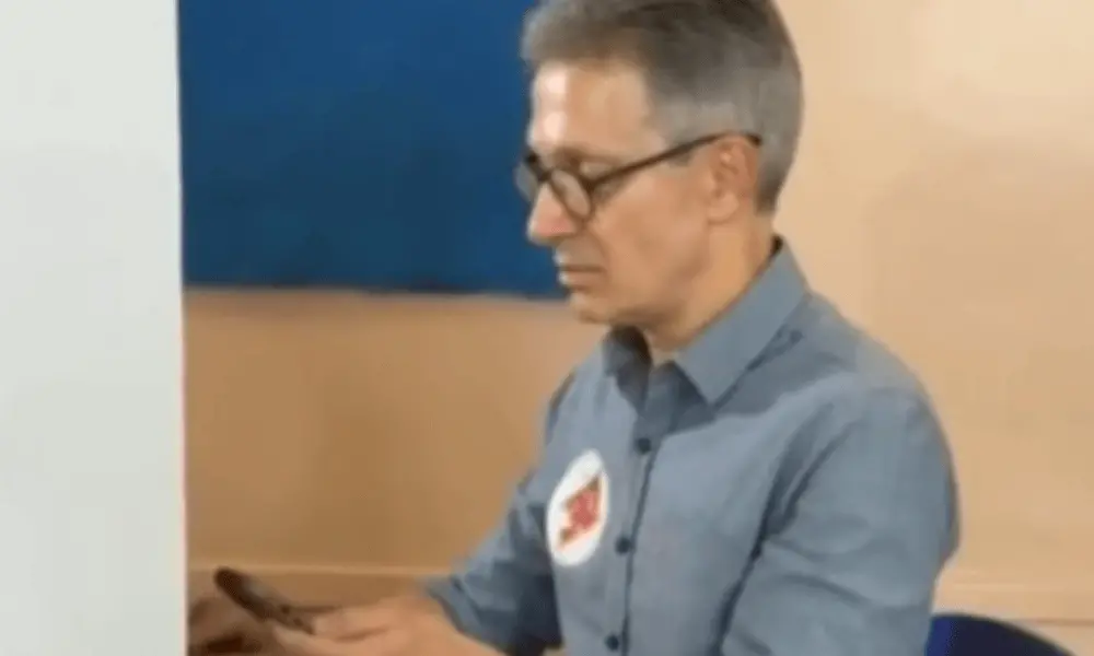Zema entrou com celular na cabine de votação em Araxá, no Alto Paranaíba. A regra é clara para manter o sigilo do voto,…