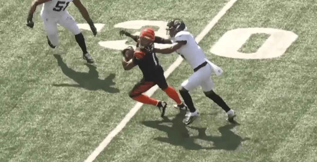 Ja Marr Chase sofreu um tackle perigoso no segundo quarto contra os Jaguars. A jogada foi marcada por falta de luva no …