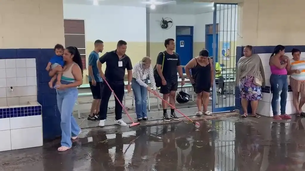 Temporal em Limeira derrubou árvore na Escola Luca Moore, um local de votação, e tirou a energia da região. É preocupan…