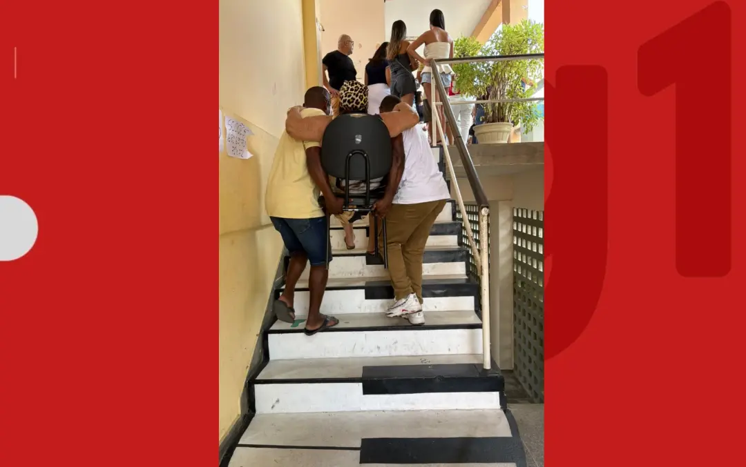 Mulher sendo carregada em cadeira para votar em Feira de Santana. A limitação estrutural do Cuca já era de conhecimento…