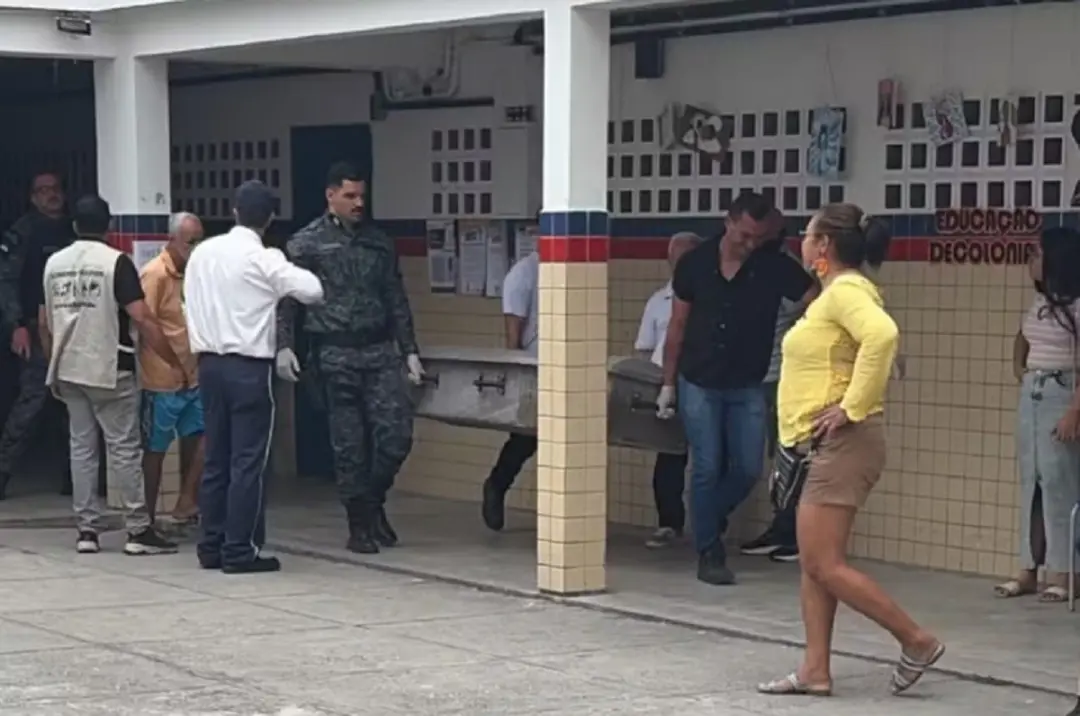 Em Cupira, no Agreste de Pernambuco, um homem de 68 anos morreu enquanto votava neste domingo. Mal súbito na cabine e a…