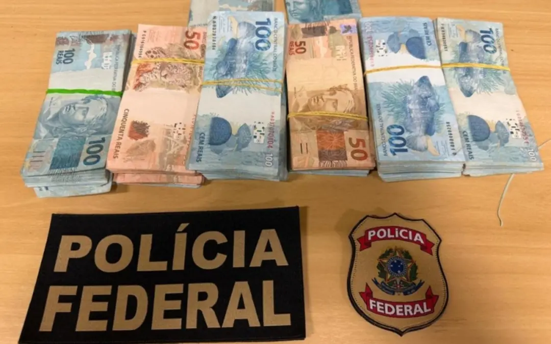Manaus, R$ 70,8 mil em dinheiro e material de propaganda foram achados na abordagem policial. A PF prendeu um homem por…