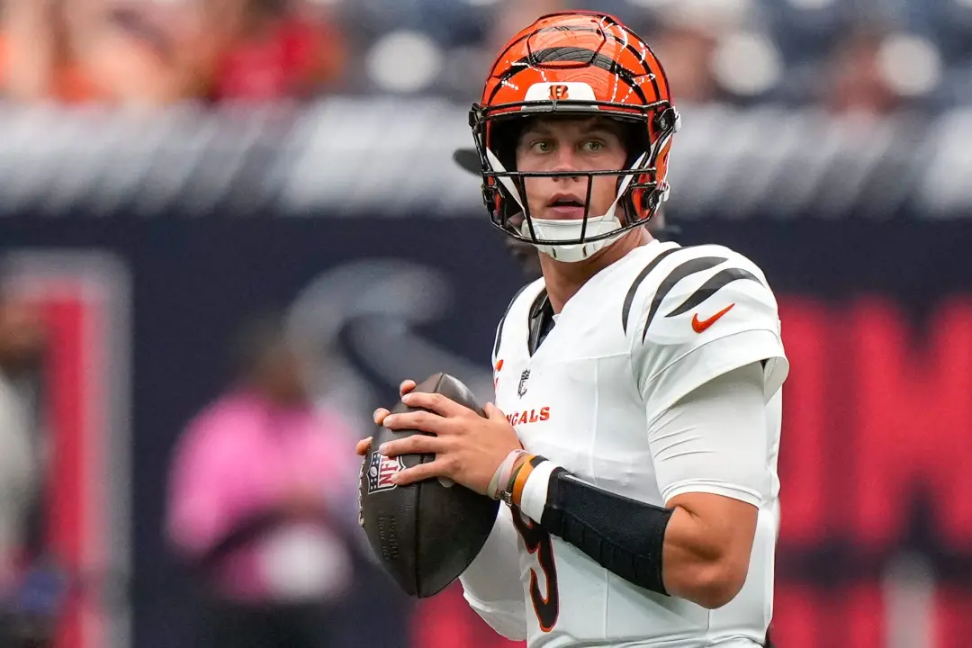 Arik Armstead levou uma penalidade por contato perigoso com o capacete em Joe Burrow no Paycor Stadium, durante o jogo …