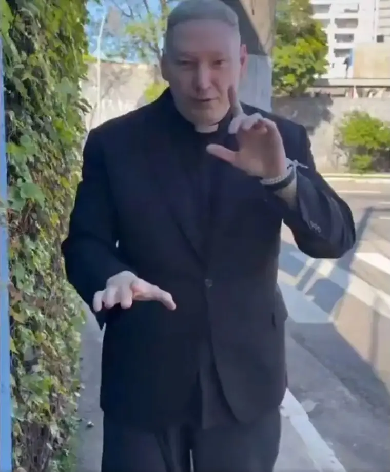 Padre Marcelo Rossi fez um gesto com as mãos antes de votar em domingo, o que foi interpretado por muitos como o L da c…