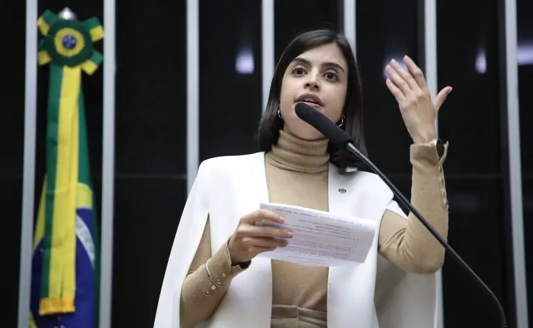 Reni Amaral, mãe de Tabata Amaral, sofreu um acidente em campanha e foi internada na UTI em São Paulo. É um quadro deli…