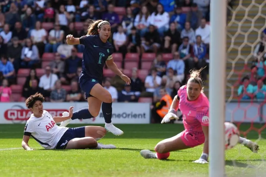 Alexis Putellas marcou gol pelos London City Lionesses durante jogo contra Tottenham Hotspur. A reação do público mistu…