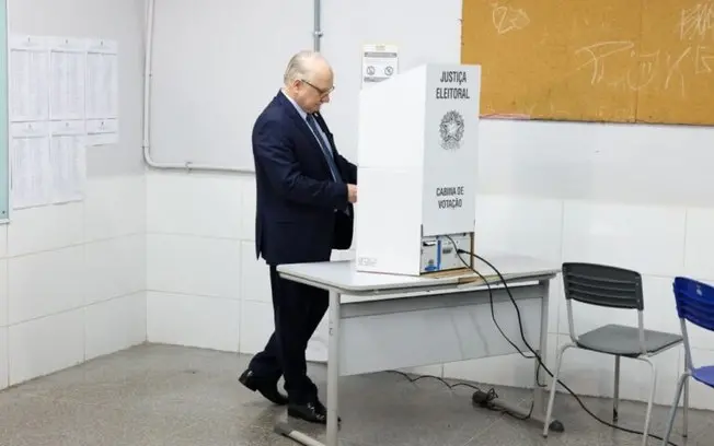 Ministro Edson Fachin votou em Brasília no primeiro turno das eleições de 2026, reforçando que eleições íntegras são o …