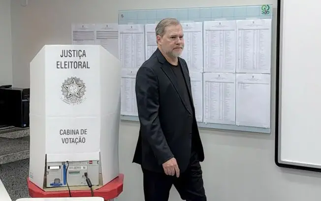 Ministro Dias Toffoli votou em Brasília no primeiro turno das Eleições 2026. Ele destacou que no momento do voto 158 mi…