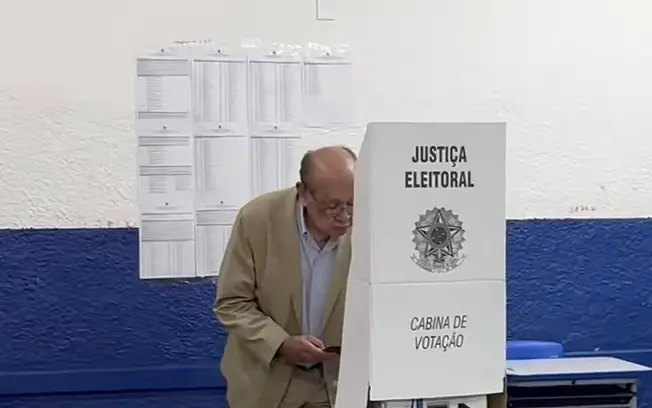 Gilmar Mendes votou em Diamantino, Mato Grosso, com um objeto na mão durante a eleição de 2026. A suspeita de ser celul…