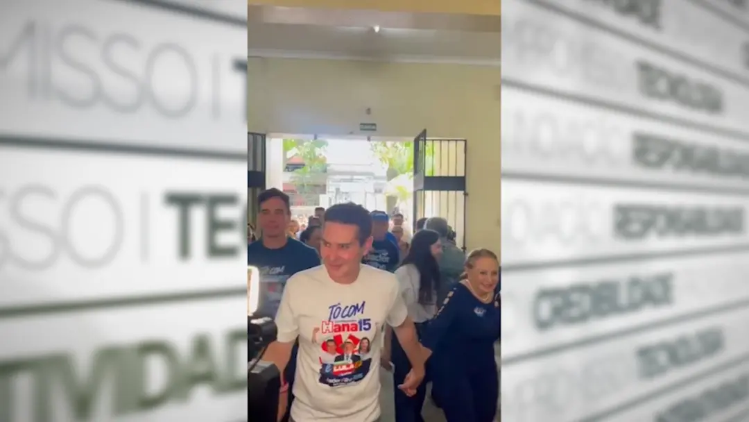 Jader Filho votou na Escola de Ensino Técnico do Estado de Belém, ao lado da mãe Elcione. É um momento de participação …