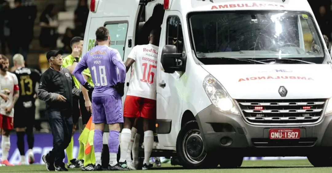 Alix Vinícius, zagueiro do Bragantino, recebeu alta após o choque de cabeça em jogo contra o Atlético-MG na Arena MRV. …