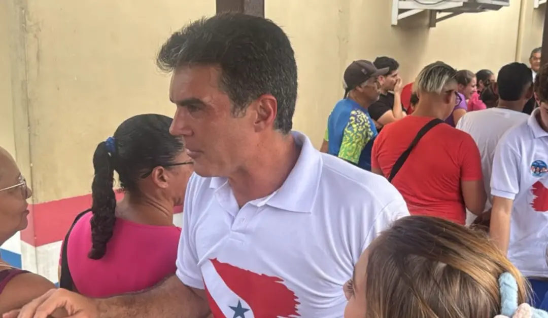 Helder Barbalho votou na Escola Estadual Dom Alberto Galdêncio Ramos, em Ananindeua, na manhã deste domingo. A presença…