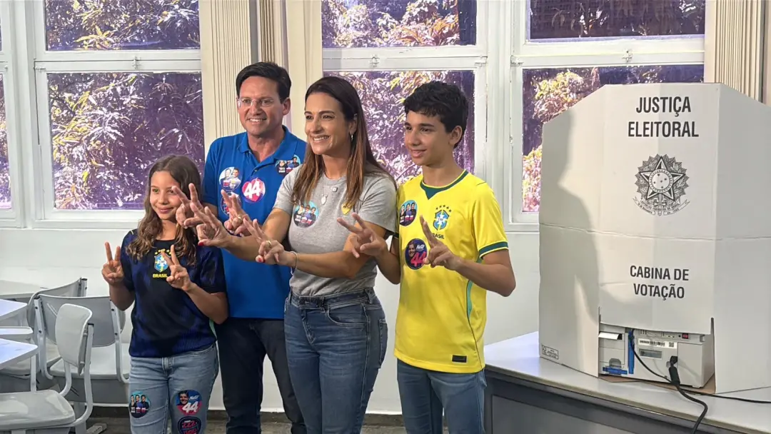João Roma votou na Faculdade de Educação da UFBA em Salvador neste domingo. Acompanhou a esposa e os filhos no processo…