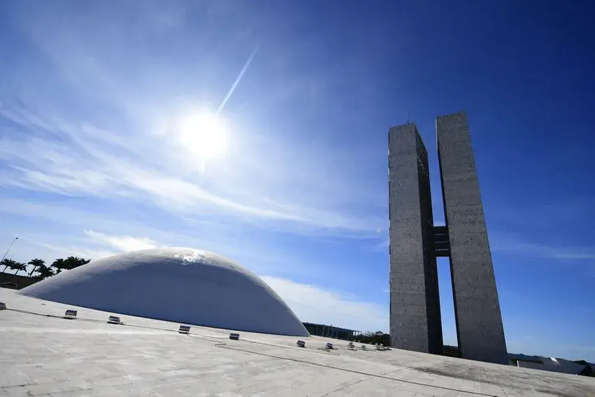 Dois suplentes acompanham cada candidato ao Senado, e o primeiro assume se o titular for para cargo como ministro ou se…