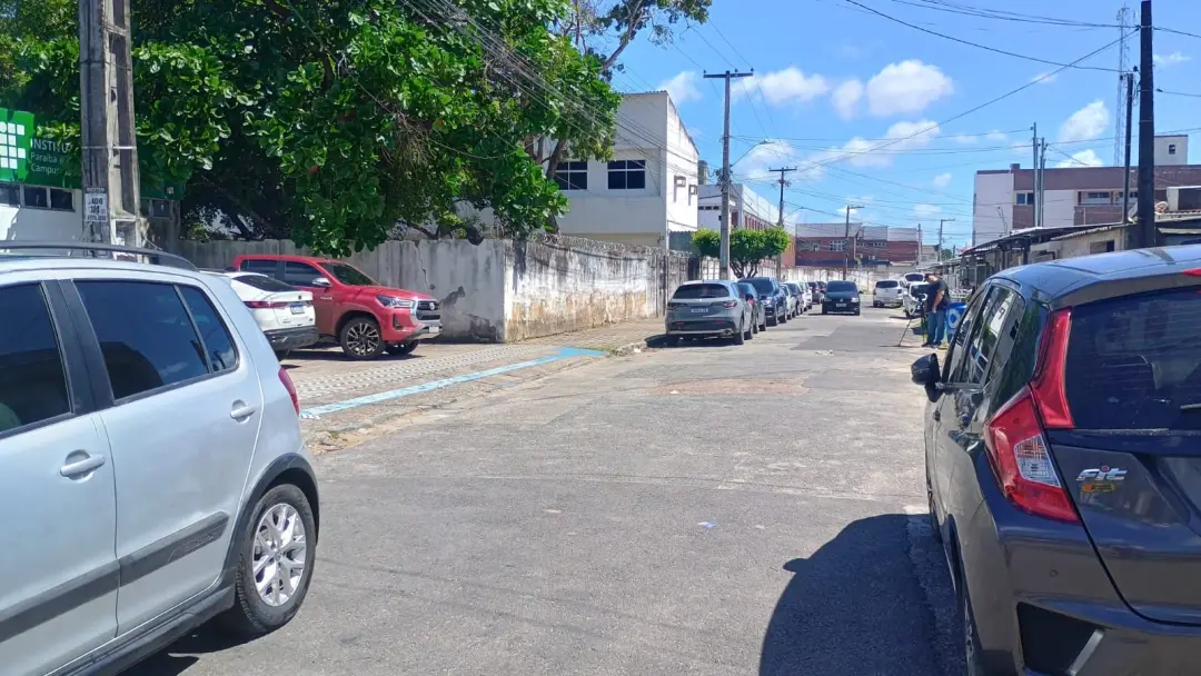 Próximo ao IFPB em João Pessoa, um homem foi atingido por vários tiros na Rua Carmello Ruffo. É grave que violência ass…