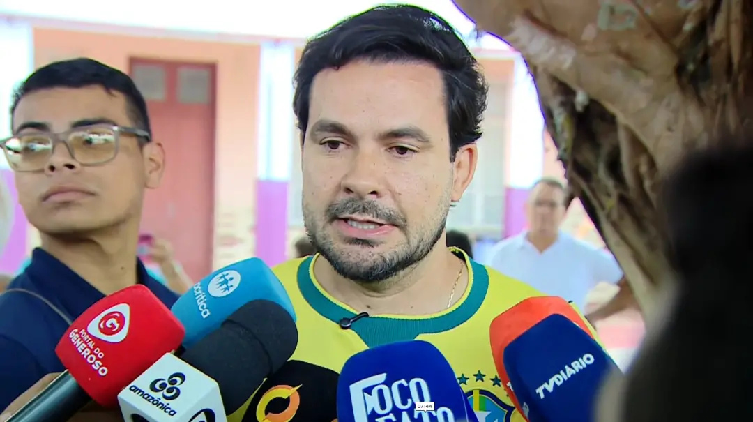 Capitão Alberto Neto votou em Manaus domingo, acompanhado da Professora Maria do Carmo. O candidato falou sobre a revol…